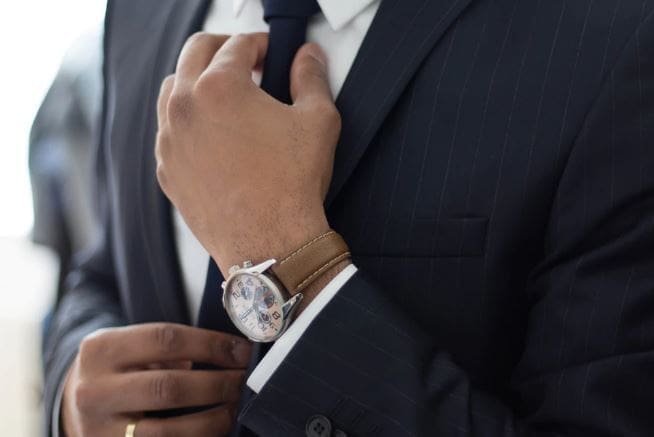 litigation in Israel - lawyer adjusting tie